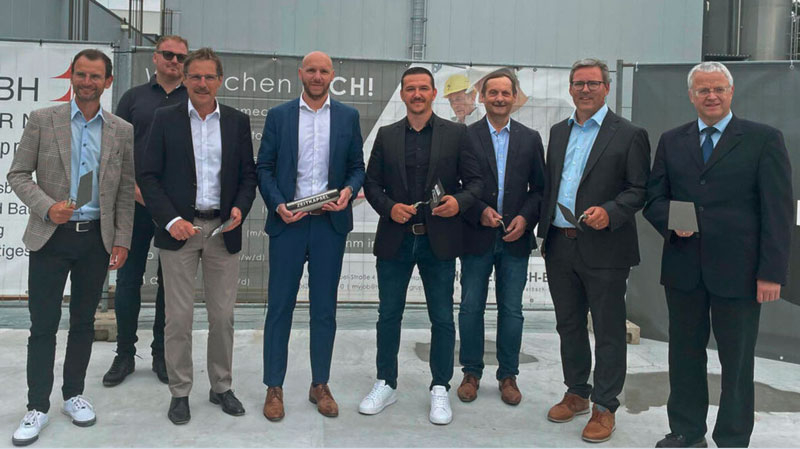 Spatentisch der neuen Polifilm Halle Viele Leute darunter die Bürgermeister von Seckach und Osterburken beim Spatentisch der neuen Polifilm Halle