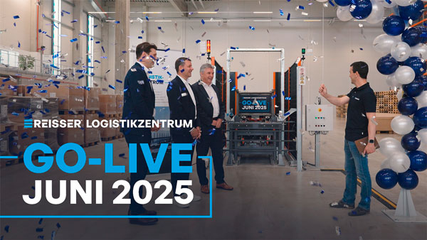 Symbolischer Go-Live mit dem ersten Kübel Schrauben auf dem Band, v.l.n.r.: Alexander Kimmerle (Geschäftsführer), Thomas Enzensberger (Ge-schäftsführer), Michael Dartsch (Geschäftsführer), Matthias Essig (Bereichs-leiter Logistik)