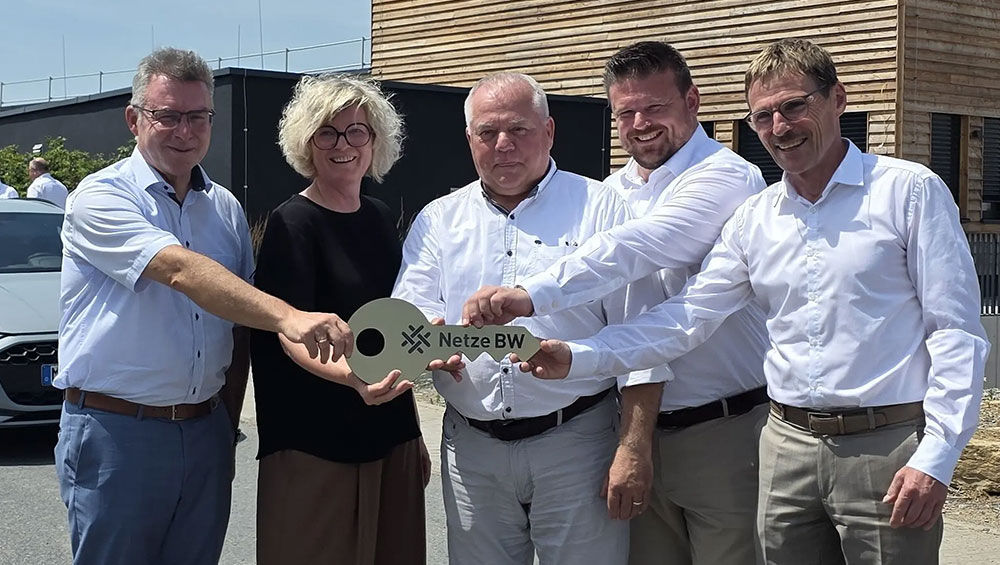 Mit der Schlüsselübergabe wurde das neue Bezirkszentrum der Netze BW am Freitag eingeweiht. Fotos: Andreas Hanel / RNZ